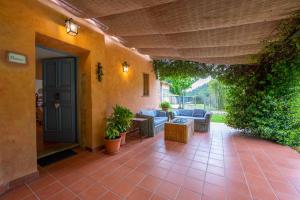 an outdoor patio with furniture and ivy at Villa Filippo by Mmega in Santa Lucia +36 photos