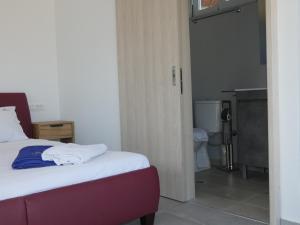 une chambre avec un lit et une salle de bain avec WC dans l'établissement Louloudi Hills Villa 3, à Koskinou 38 autres photos