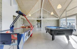 Τραπέζι μπιλιάρδου στο Stunning Home In Haderslev With Sauna