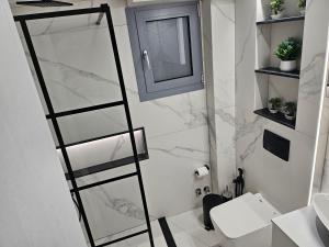 Ένα μπάνιο στο Afoi Hasalla Apartments 1 +29 φωτογραφίες