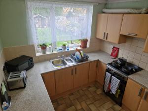 レスターにあるDigby Houseのシンクとコンロのある小さなキッチン +51枚の写真