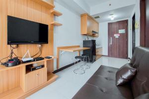 TV a/nebo společenská místnost v ubytování Nice and Comfort 1BR Apartment at Scientia Residence By Travelio