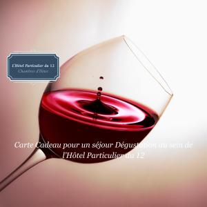 un verre de vin rouge sur une cuillère dans l'établissement L'Hôtel Particulier du 12, à Niort