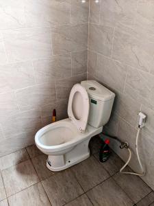 キガリにあるBwizaのバスルーム(シートアップ付きトイレ付) +11枚の写真