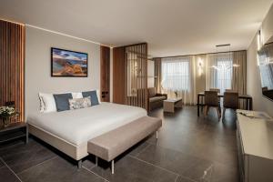 TV a/nebo společenská místnost v ubytování Isabella Suites