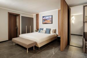 Postel nebo postele na pokoji v ubytování Isabella Suites