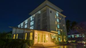 - un grand bâtiment éclairé la nuit dans l'établissement BM Pattani, à Kampong Rusamileh