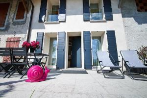 a pink object sitting on the ground in front of a house at Brocheta Guest House, immersa nella natura in Chies dʼAlpago
