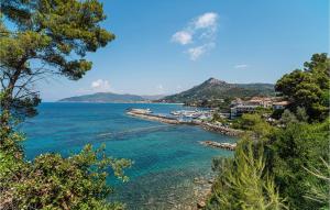 カザール・ヴェリーノにあるAwesome Apartment In Casalvelinoの水上のボートが浮かぶ湾の景色