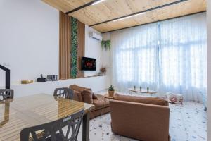 a living room with a couch and a table at Marée Guest House in Batroûn