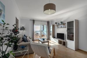 un salon avec un canapé et une télévision dans l'établissement Las Marismas Atico PLUS by Ĥ - Isla Canela Golf GLHM59P19, à Isla Canela