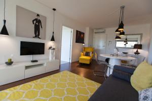 Uma TV ou centro de entretenimento em Charming Apartment with Terrace and Pool in Lisbon