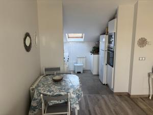 a small room with a table and a kitchen at Apartamento Saint Michael Blue in Arévalo