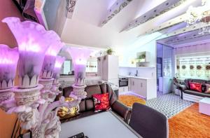 Una sala de estar con un sofá y un espejo. en Villa SPA, en Vilna