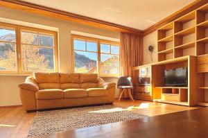 沃瑟姆阿尔伯格Haus Wallis by stayFritz - Ski-In Ski-Out Apartments am Arlberg的带沙发和电视的客厅 更多92张照片