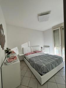 a bedroom with a bed in a white room at Appartamento Da Matteo in Pisa