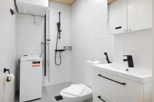 Ένα μπάνιο στο Forenom Serviced Apartments Espoo Saunalahti +39 φωτογραφίες