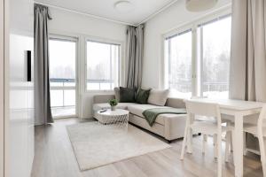 Χώρος καθιστικού στο Forenom Serviced Apartments Espoo Saunalahti