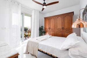 En eller flere senge i et værelse på Mar de la Abadía Rooms Shared Apartment