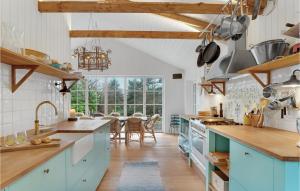Η κουζίνα ή μικρή κουζίνα στο Awesome Home In Vejby With Kitchen
