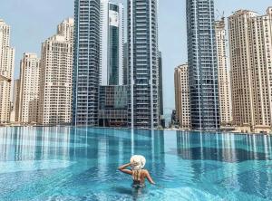 Bazén v ubytování Daniels 1BR at JW Marriott with Dubai Marina View nebo v jeho okolí