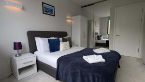 Postel nebo postele na pokoji v ubytování Modern 1 Bed Apt Bracknell- with parking
