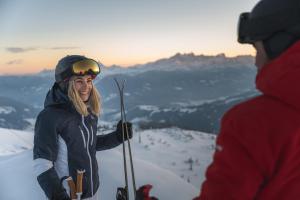 een vrouw die bovenop een skipiste staat bij Club House by Schladming-Appartements in Schladming +28 foto's