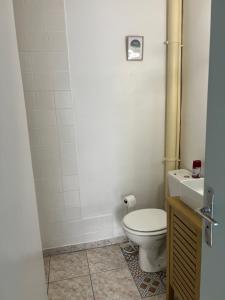 Ένα μπάνιο στο T2 terrasse, calme, proche mer et commodités +37 φωτογραφίες