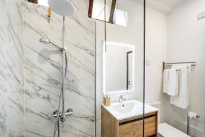 Et badeværelse på Villa Sea Shore by Villa Plus + 14 billeder