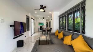 Televiisor ja/või meelelahutuskeskus majutusasutuses Khaolak Pool Villa with 3 bedrooms