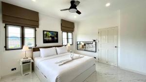 Voodi või voodid majutusasutuse Khaolak Pool Villa with 3 bedrooms toas +30 fotot