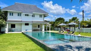 Bassein majutusasutuses Khaolak Pool Villa with 3 bedrooms või selle lähedal