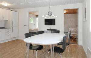 Kuchyň nebo kuchyňský kout v ubytování Amazing Home In Nexø With Wifi