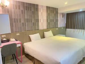 Postel nebo postele na pokoji v ubytování Jin Tsai Shen Hotel