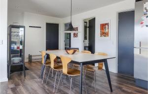 Un comedor con mesa y sillas en Gorgeous Apartment In Allinge With Wifi, en Allinge