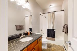 un baño con lavabo e inodoro en Enchanted Evergreen Escape, en Girdwood 16 fotos más