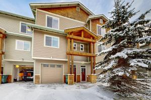 una casa con un garaje en la nieve en Enchanted Evergreen Escape, en Girdwood