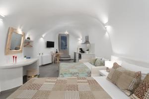TV a/nebo společenská místnost v ubytování NEW Yiota Collection 4 Suites & 4 Prive Jacuzzi