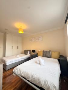 a room with two beds and a room with at Comfort Heathrow Stay 5 Mins to the Terminal in Stanwell