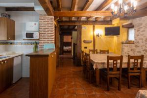 eine Küche mit einem Tisch und Stühlen sowie eine Küche mit in der Unterkunft Zadorra Etxea Casa in Salvatierra + 26 Fotos