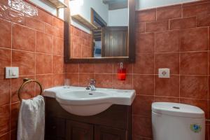 ein Badezimmer mit Waschbecken und Toilette in der Unterkunft Zadorra Etxea Casa in Salvatierra