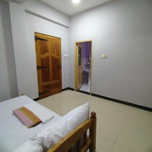 ジャフナにあるRoomsのベッドルーム1室(鏡付きベッド1台、ドア付)