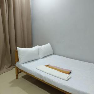 ジャフナにあるRoomsのベッド1台(枕2つ、タオル付)