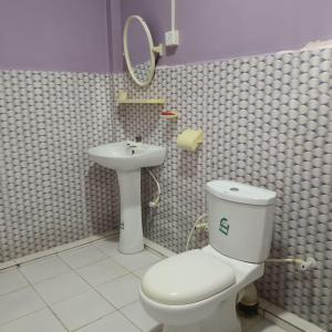 ジャフナにあるRoomsのトイレと洗面台付きのバスルーム