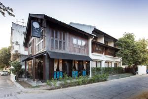 ein Gebäude an der Straßenseite in der Unterkunft ONCE (upon a time) Chiang Mai Home in Chiang Mai