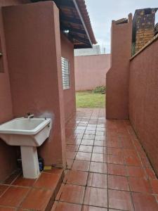 Ένα μπάνιο στο Quarto para quatro pessoas a duas quadras da praia - Balneário Saint Etienne - Matinhos