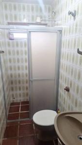 Ένα μπάνιο στο Quarto para quatro pessoas a duas quadras da praia - Balneário Saint Etienne - Matinhos