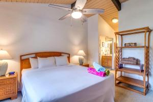 卡普鲁亚KBM Resorts FREE CAR Napili Point Ocean view 2-Bedroom Condo Includes Beach Gear Kids Amenities NAP-C37的卧室里有一张白色的床和一面镜子 更多26张照片