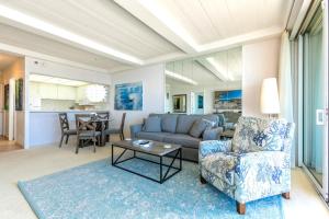 Posezení v ubytování KBM Resorts FREE CAR The Whaler Ocean view 1-Bedroom Recently Updated WH2-1169