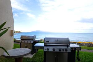 卡普鲁亚KBM Resorts FREE CAR Napili Point Ocean view 2-Bedroom Condo Includes Beach Gear Kids Amenities NAP-C37的两座圆顶圆顶圆顶小屋和一座烧烤架
